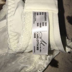 Light and delicate lace cream bra